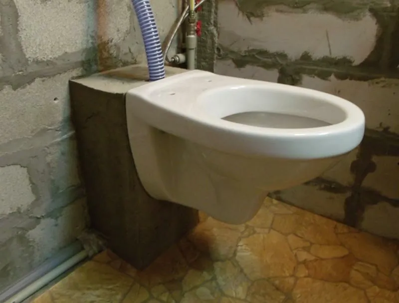 Унитаз смонтирован, туалет готов к декоративной отделке