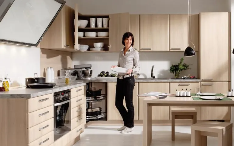 Размеры мебельного гарнитура должны обеспечивать максимально комфортное перемещение человека по комнате и удобство использования кухонной утвари
