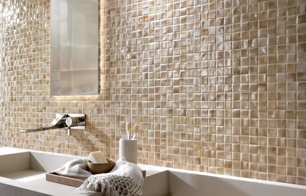 Мозаичная облицовка стен в ванной комнате