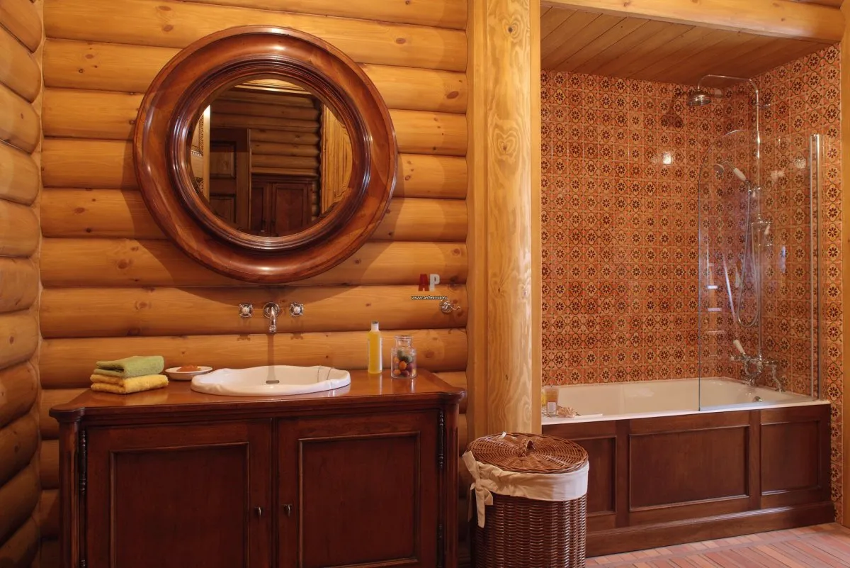 Ванная комната в доме из оцилиндрованного бревна