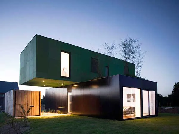 Dom-iz-konteynerov-Clément-Gillet-Architects-Cross-box-house