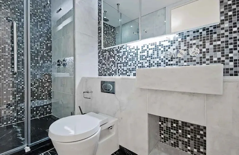 Использование зеркальной мозаичной плитки в оформлении интерьера ванной и пространства душевой