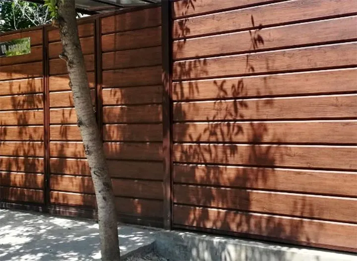 Ограда из металлосайдинга "под дерево"