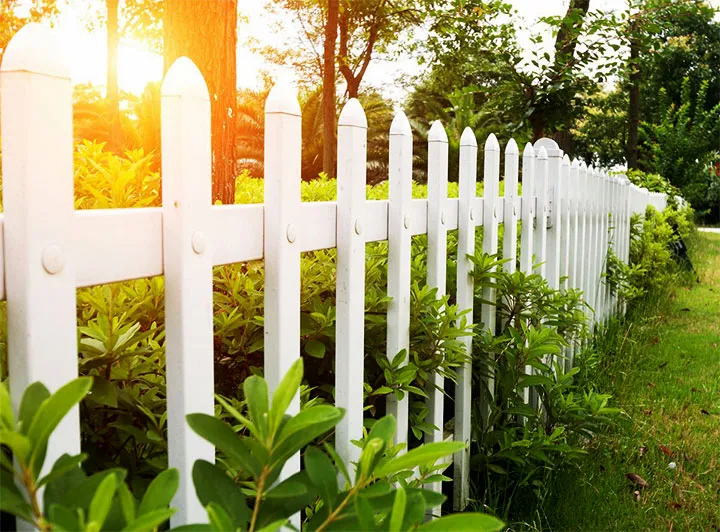 Деревянная ограда для зонирования сада