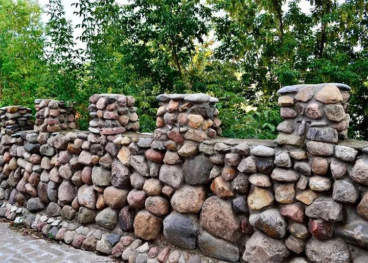 Забор из дикого камня