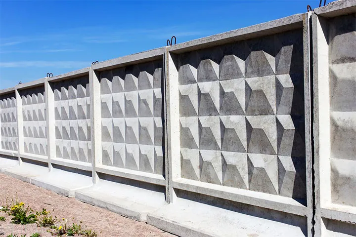Временный забор из бетонных блоков