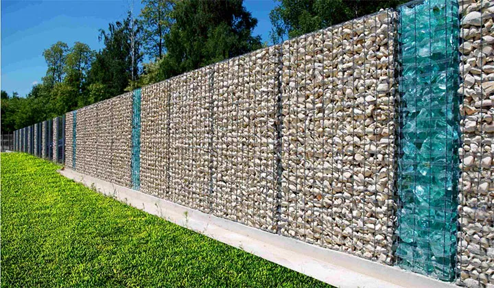 Забор из металлической сетки заполненной камнями