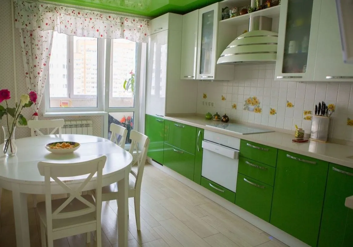 Глянцевая бело-зеленая кухня