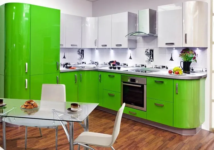 Кухня эмаль, с белыми и зелеными фасадами