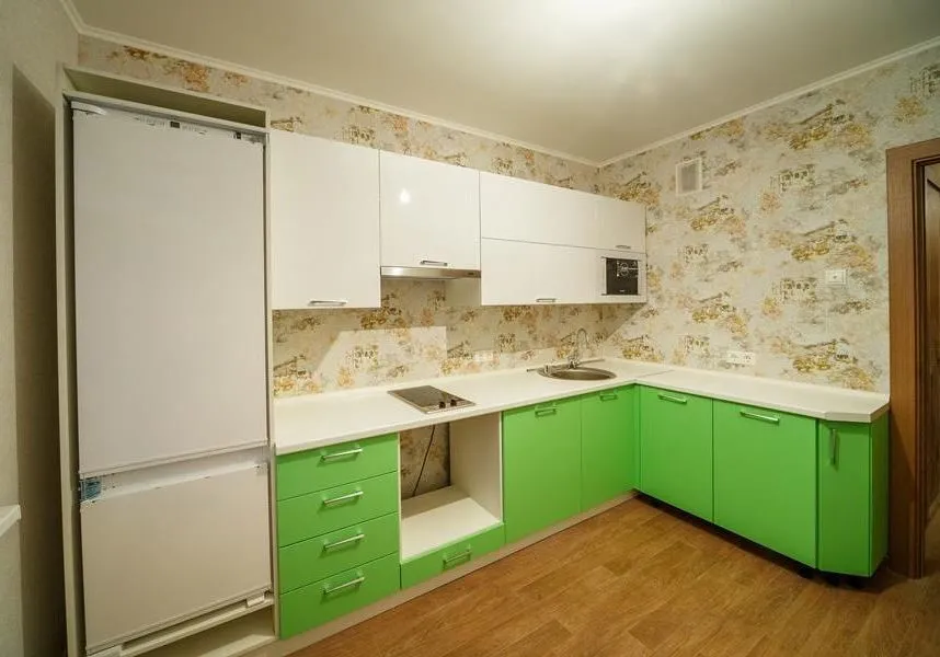 Кухня с белым верхом и зеленым низом