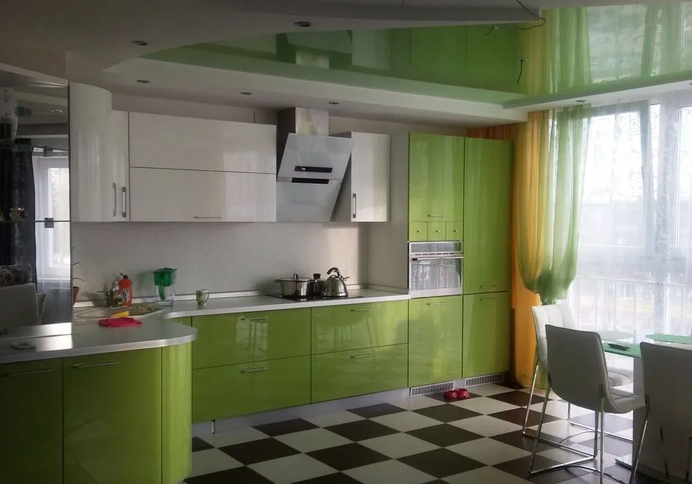 Кухонный гарнитур бело-зеленого цвета