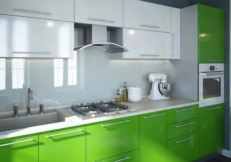 Небольшая прямая кухня белого и зеленого цвета