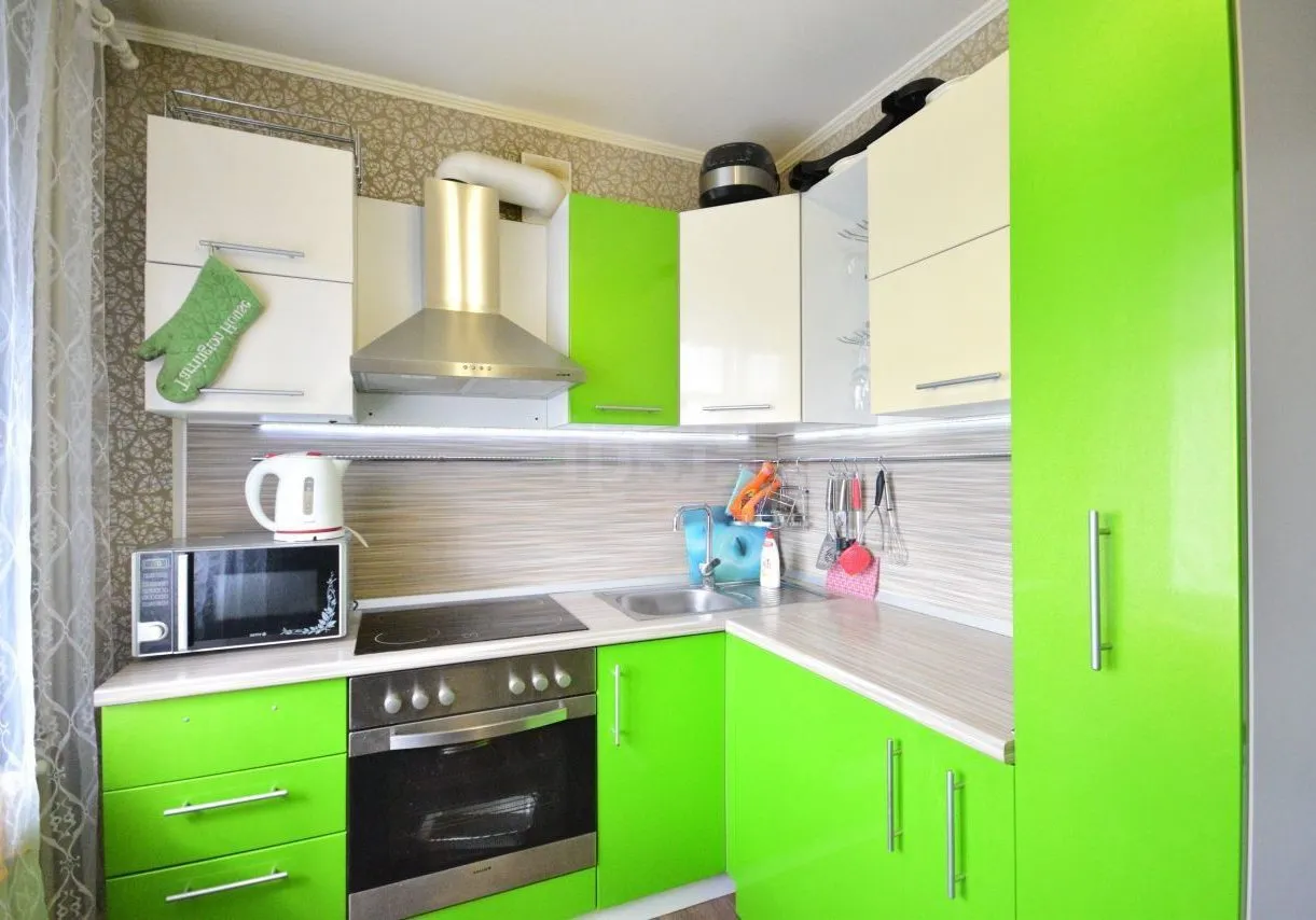 Бело-зеленая кухня, малогабаритная кухня фото, изготовление кухонь в бело-зеленых цветах