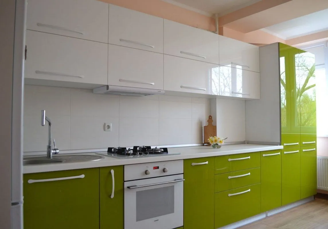 Интерьер кухни с зеленымии белыми фасадами, изготовление на заказ, глянцевая кухня