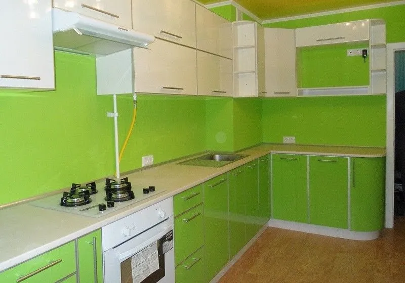 Угловая кухня бело-зеленого цвета со столешницей белого цвета
