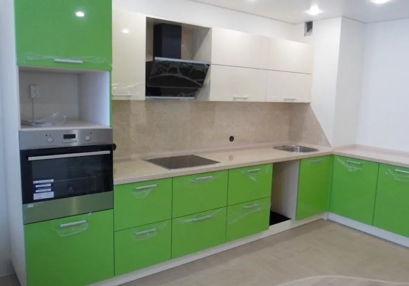 Угловая кухня с зелеными и белыми дверками