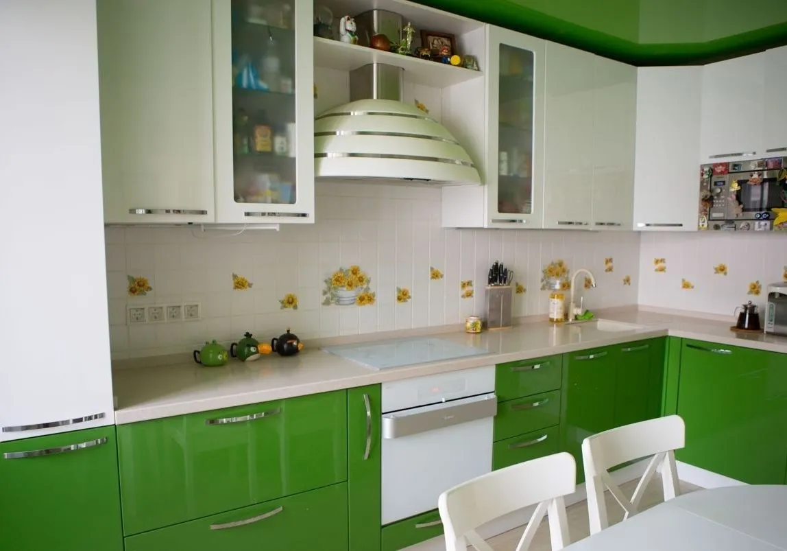 Глянцевая бело зеленая кухня на заказ