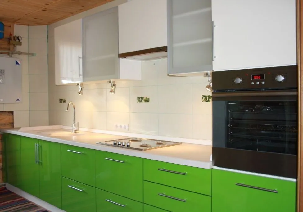 Бело-зеленая кухня для дома