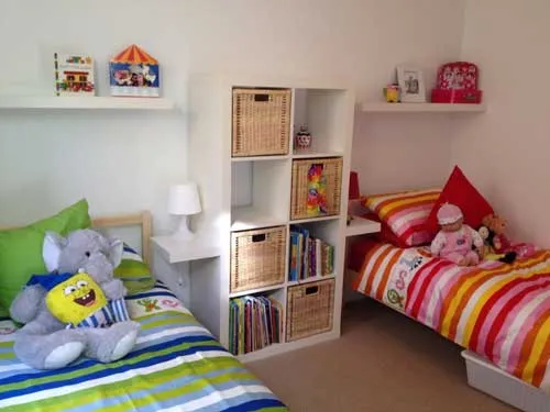 расположение кроватей в детской комнате для двоих детей 5