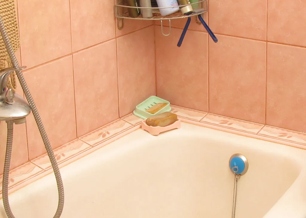 Керамический бордюр считается лучшим вариантом для заделки стыков между ванной и плиткой