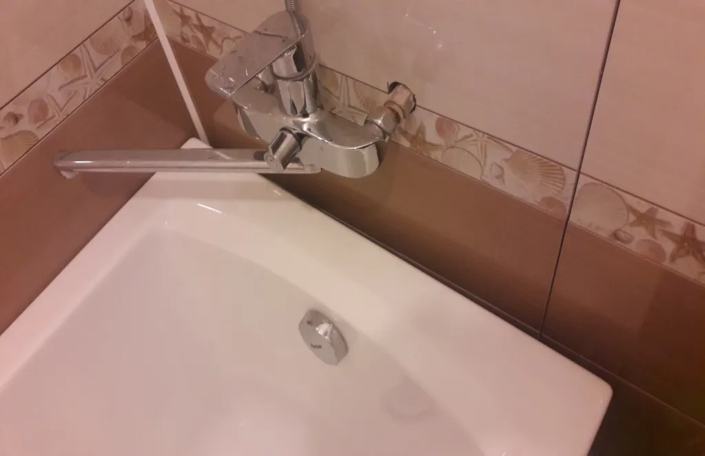 Раствор давно используется для герметизации стыков между ванной и плиткой