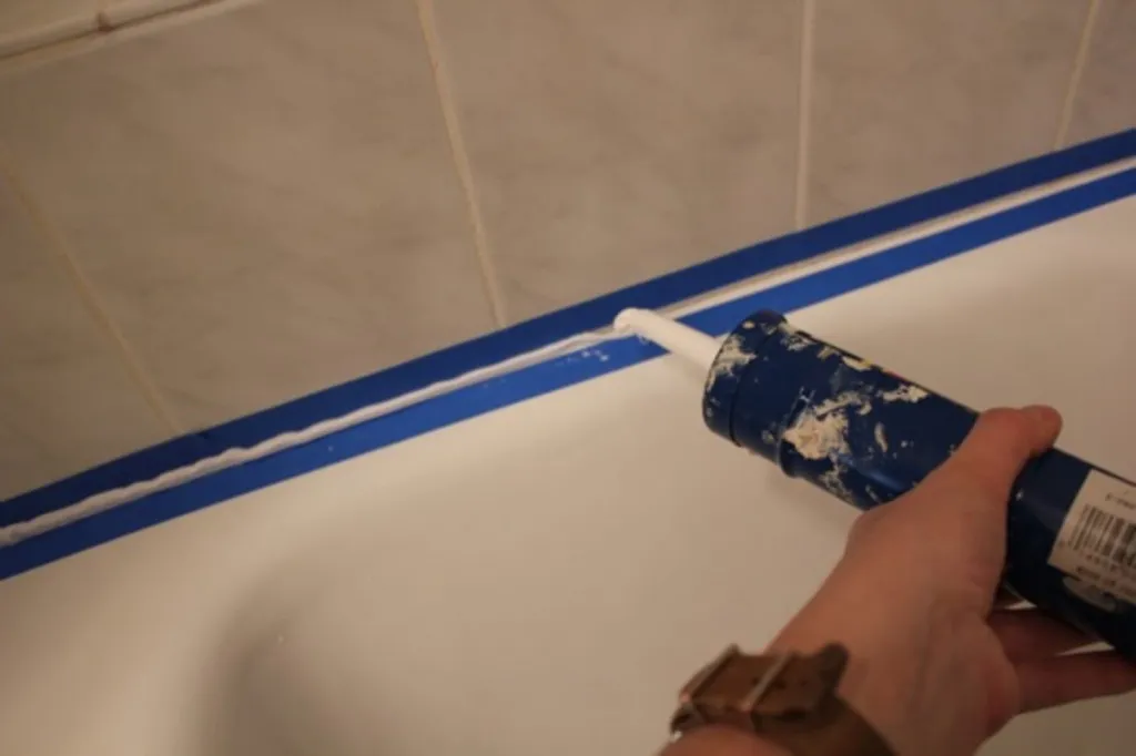 Силиконовый герметик при заделке стыков между ванной и плиткой требует аккуратности и точности
