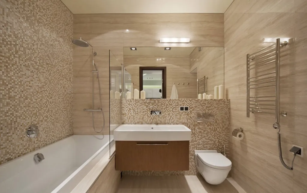 Заделка стыка между ванной и плиткой несёт защитную функцию и придаёт законченный вид отделке