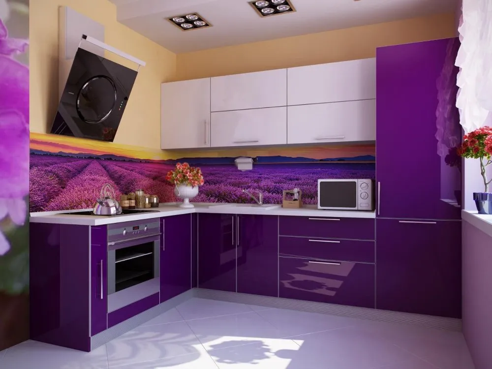 Потолки на кухне с фиолетовой мебелью