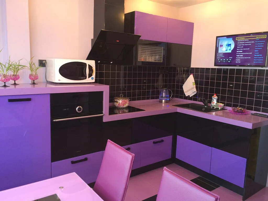 Сочетание черного и фиолетового на кухне