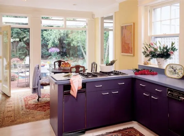 Дизайн фиолетовой кухни - секреты сочетания оттенков в оформлении интерьера
