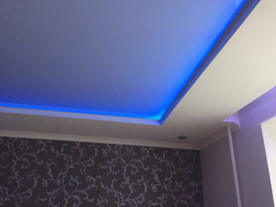Потолок из гипсокартона с подсветкой одноуровневый