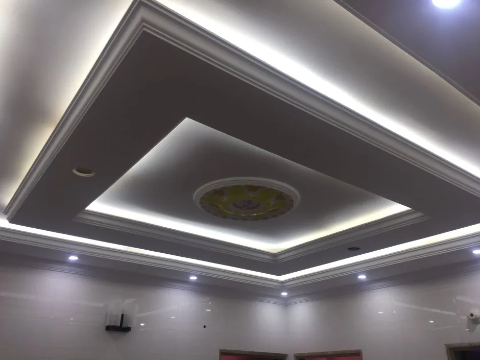 Одноуровневый гипсокартонный потолок с подсветкой по периметру