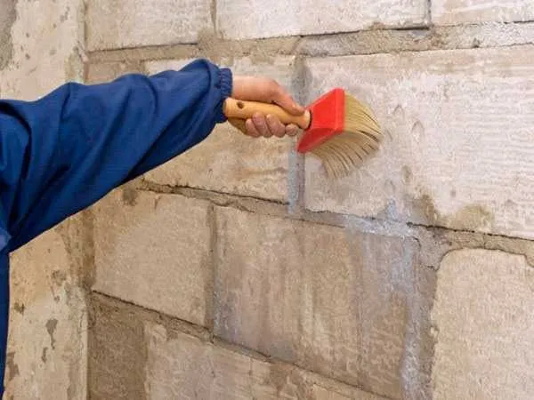 Стены из пеноблоков промазывают пропитками для уменьшения гигроскопичности