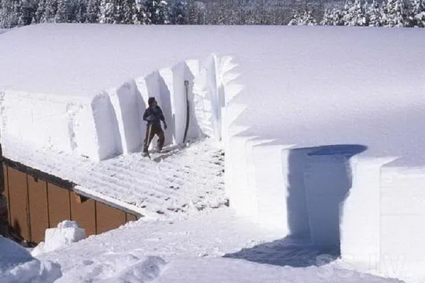 Во время снежной зимы нагрузка на крышу может быть очень большой