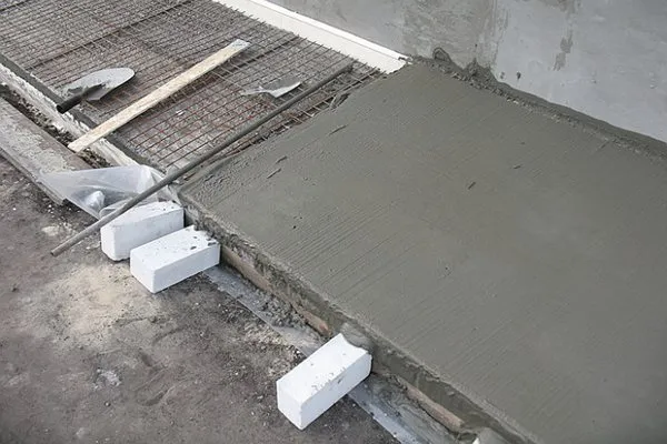 Заливаем бетон в опалубку