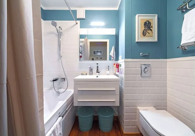 Маленькая ванная комната может быть такой же удобной и функциональной, как и большая