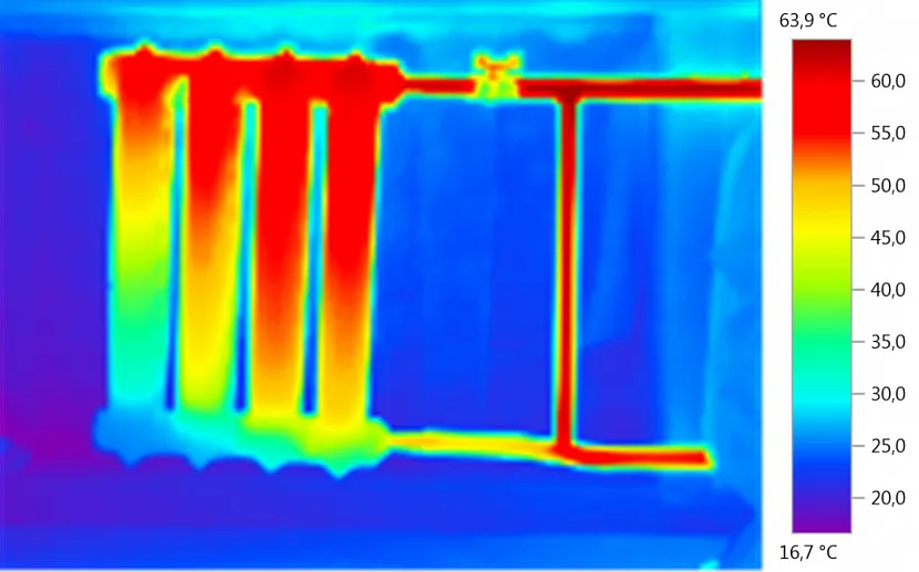 Воздушная пробка в радиаторе отопления загородного дома не дает теплу распределиться по всей батарее