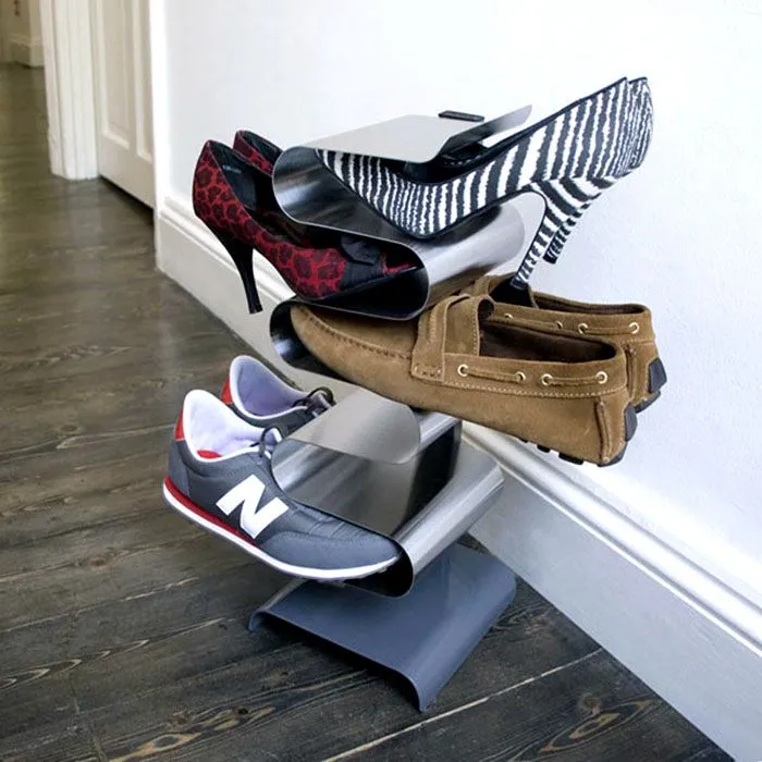Очень интересное и простое решение обувной полки в прихожую, идеально подходящее для современного стиля хай-тек или минимализм