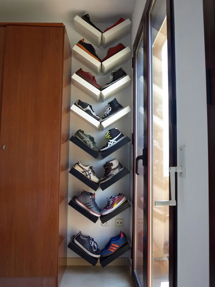 Размещение у стены делает коллекцию обуви частью интерьера