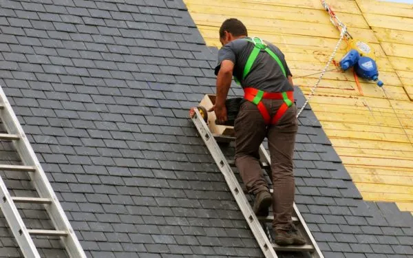 Для перемещения по скату крыши следует использовать специальные лазы