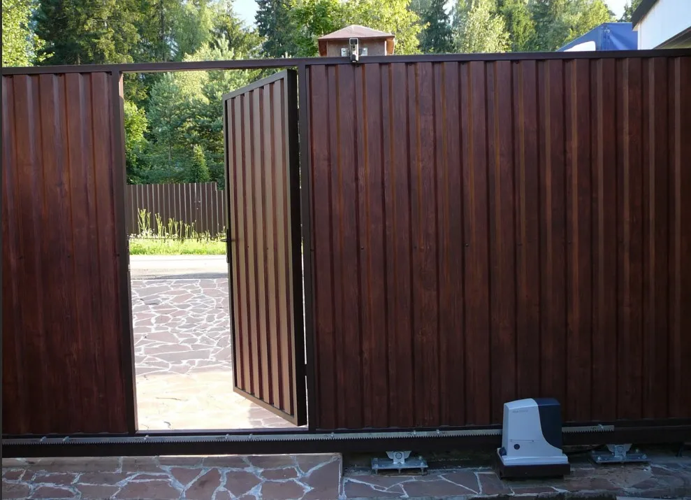 ></p>
<p>С другой стороны, возникают некоторые неудобства. Через довольно высокий порог сложно перенести коляску, велосипед, или вы просто можете споткнуться. В работе электропривода предусмотрен режим установки калиточного прохода, которым можно воспользоваться при необходимости.</p>
<p><img loading=