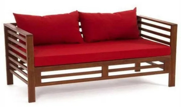 Эта садовая скамейка больше напоминает диван: при достаточных размерах и полежать можно