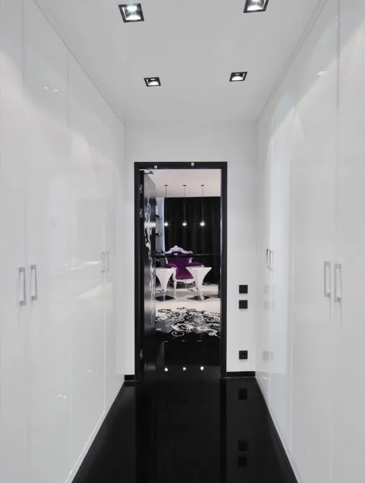 Дизайн узкого коридора в черно-белых тонах с глянцевым ламинатом