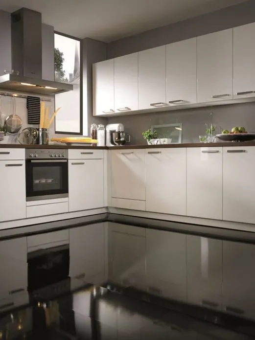 Дизайн современной кухни в бело-серых тонах с черным глянцевым полом